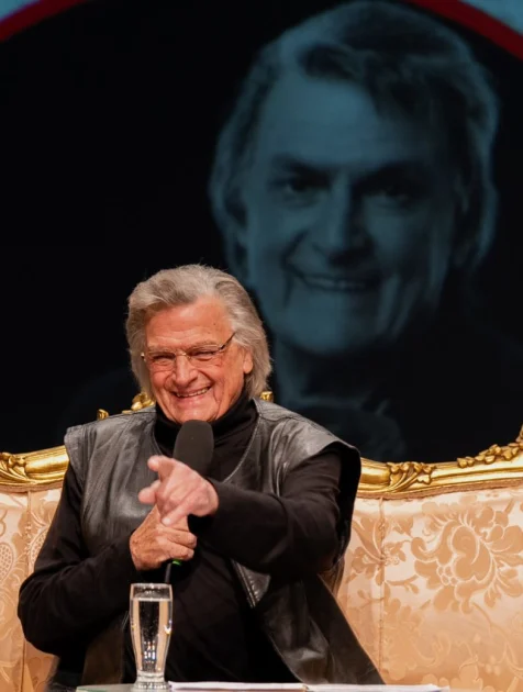 Florin Piersic a împlinit 90 de ani. Mesajul filmat pe scena TNB: „Și mie îmi vine să râd, pentru că nu-mi vine să cred!”