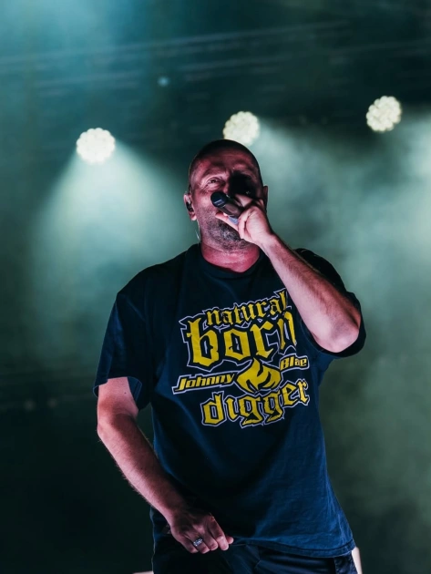 Cheloo, dus la Urgențe după o rană superficială la gât: poliția a intervenit când a încercat să plece din spital