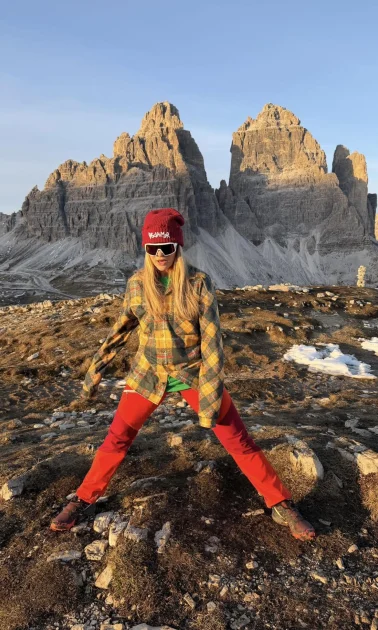 Delia, taxată online după ce a cumpărat dintr-un supermarket în Zermatt. Replica artistei: „Și acasă mă duc la supermarket”