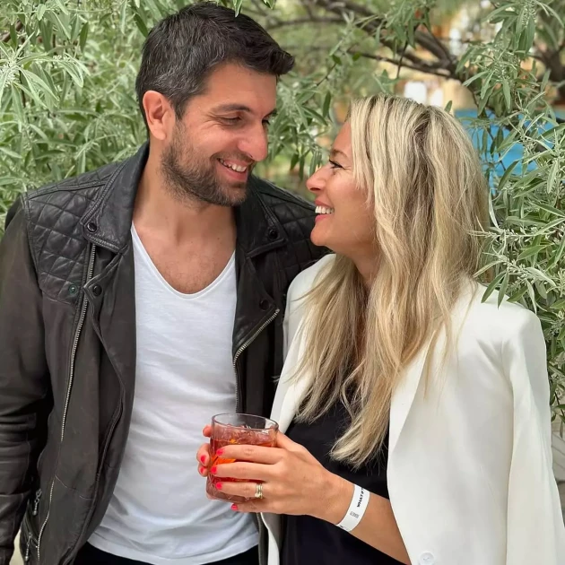 Laura Cosoi, surprinsă de Cosmin Curticăpean cu un buchet de trandafiri. Detaliul din postarea de pe Instagram