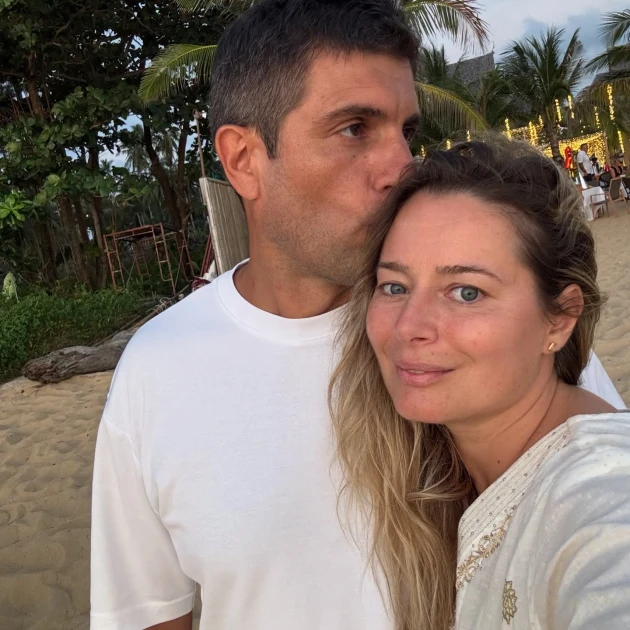 Laura Cosoi, surprinsă de Cosmin Curticăpean cu un buchet de trandafiri. Detaliul din postarea de pe Instagram