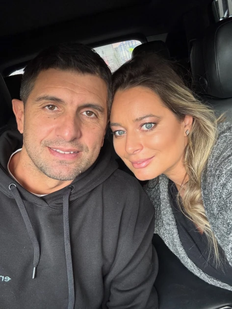 Laura Cosoi, surprinsă de Cosmin Curticăpean cu un buchet de trandafiri. Detaliul din postarea de pe Instagram