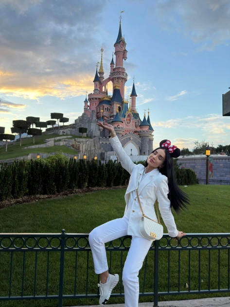 Adelina Pestrițu revine la TV: va prezenta la PRO TV reality show-ul „Burlacii: Foc în Paradis”