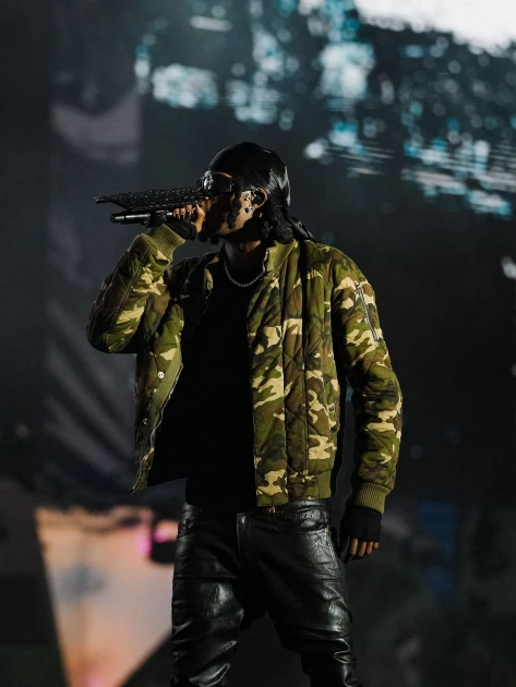 Playboi Carti a urcat la 04:00 la Beach, Please! 2026, după reprogramare. Ce au trăit fanii din Costinești