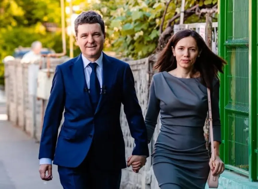 Nicușor Dan a publicat declarațiile de avere ale Mirabelei Grădinaru: terenuri, venituri, împrumut și datorii