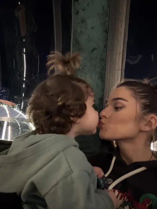 Theo Rose și Jessie J, în aceeași vilă din Maldive. Fanii au fost cei care au făcut conexiunea