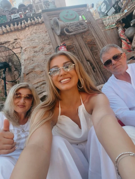 Codruța Filip, vacanță în Africa alături de părinți: imaginile de pe plajă și mesajul ei despre sprijin