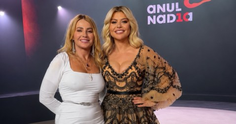 Loredana Groza, în genunchi în fața Nadiei Comăneci la gala de la Palatul Parlamentului: „Nadia, mă înclin!”