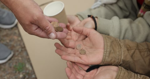 Mangilal, cerșetorul cu trei proprietăți și mașini. „Oamenii îmi pun bani în buzunar”