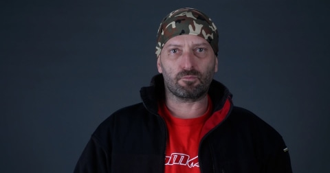 Cheloo, dus la Urgențe după o rană superficială la gât: poliția a intervenit când a încercat să plece din spital