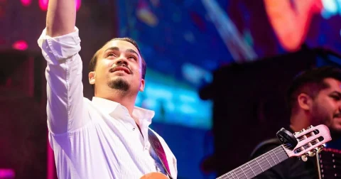 Adrian Minune Jr., sărbătorit pe scenă în stațiunea lui Selly: tort, „La mulți ani!” și familia lângă el