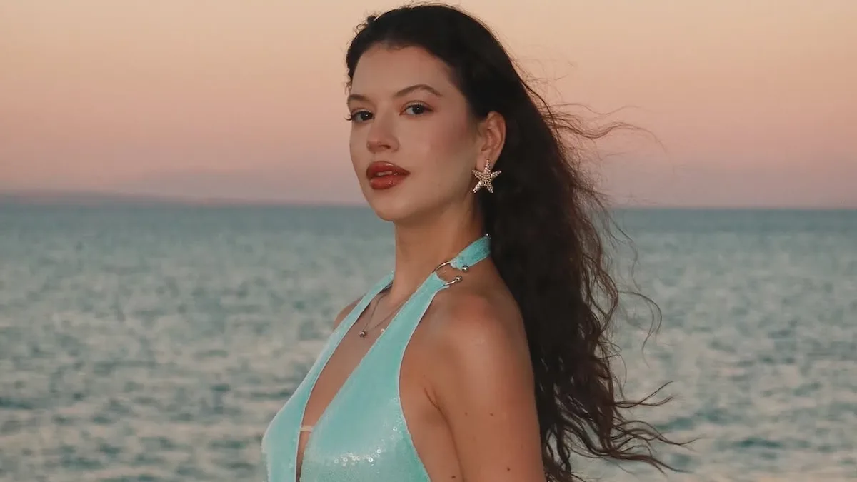 Cleopatra Stratan, în sacou vișiniu la aniversarea de 24 de ani: „Sclipicioasă și recunoscătoare”