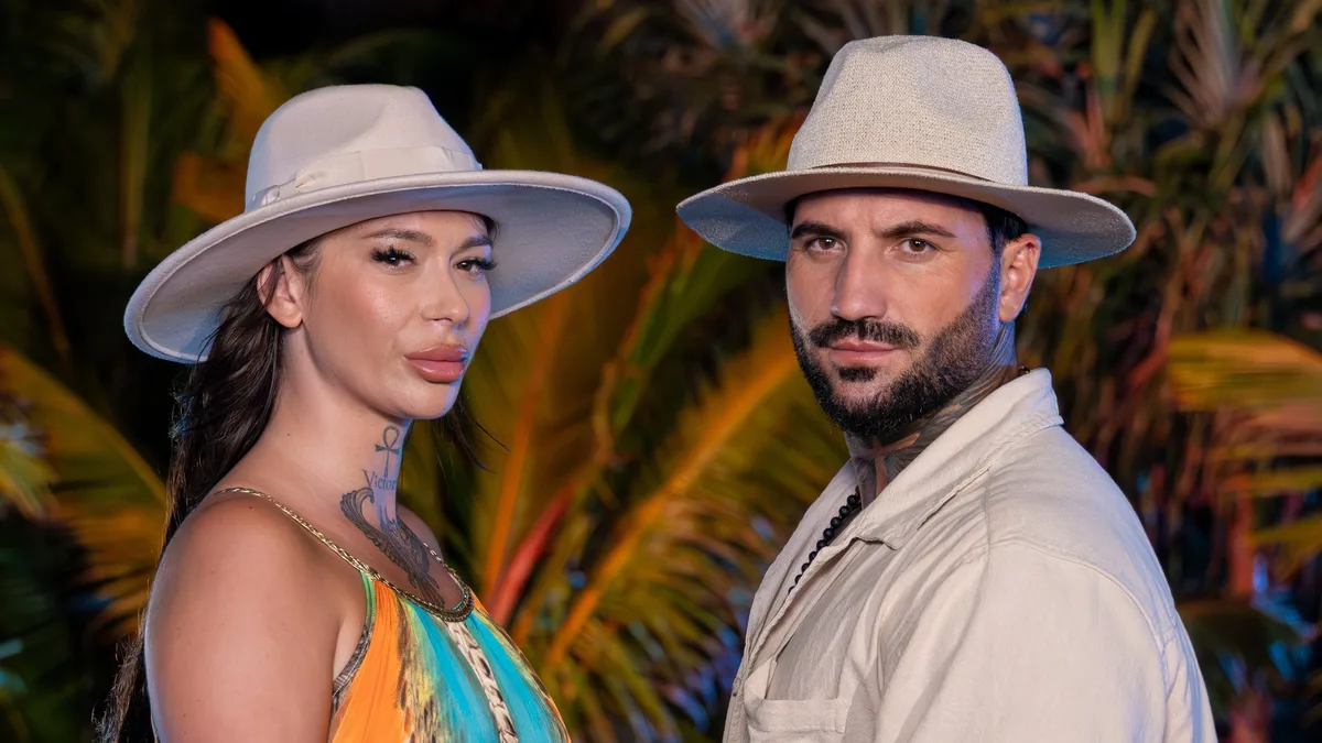 Armina Andrei și Marcel Andrei poartă pălării deschise la culoare, în fața vegetației tropicale iluminate.