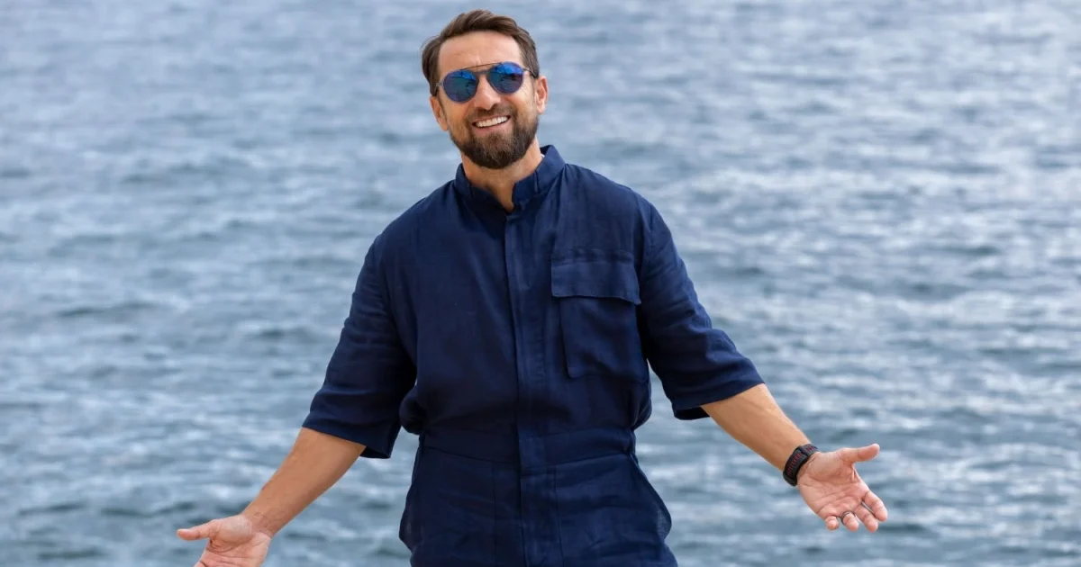 Dani Oțil, glumă după un zbor lângă Business Class: „Miroase altfel decât la săraci”
