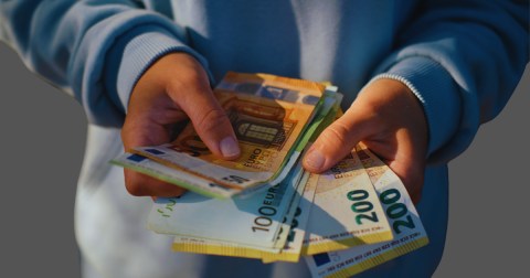 Care sunt românii care pot primi până la 20.000 de euro pentru o afacere în țară?