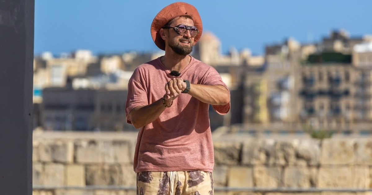 Dani Oțil, confundat cu un angajat la feribot în Malta