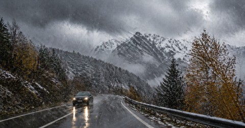 ANM: vreme rece, ploi și vânt puternic în România. Ninsori și strat de zăpadă la munte