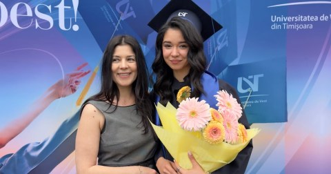 Ianca Simion a absolvit la UVT, dar Răzvan Simion nu apare în fotografiile publicate. Imagini rare cu mama ei, Diana