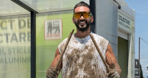 Dorian Popa, surprins de gunoaiele de pe o stradă din Domnești: „E jale”. A strâns deșeurile în cadrul muncii în folosul comunității