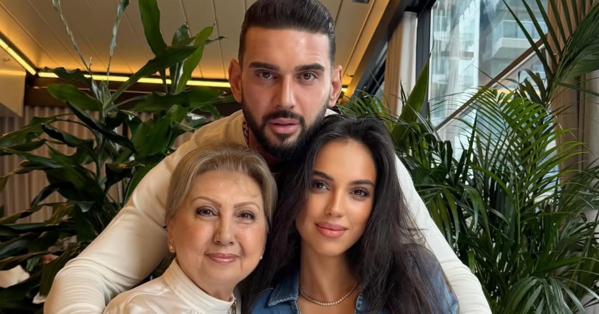 Dorian Popa, în fotografie cu mama și iubita, la aniversare. Reacția fanilor: „Trebuie să te mai operezi la urechi”