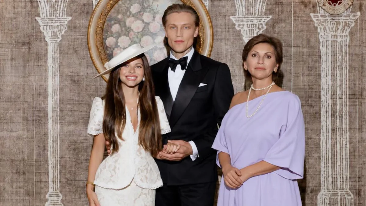 Victoria Lungu a schimbat rochia din alb în lila în fotografie, după criticile de la cununia fiicei
