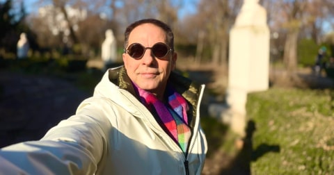 Dan Negru arată un detaliu rar din bolta altarului de la Biserica Elefterie: figura atribuită lui Arsenie Boca