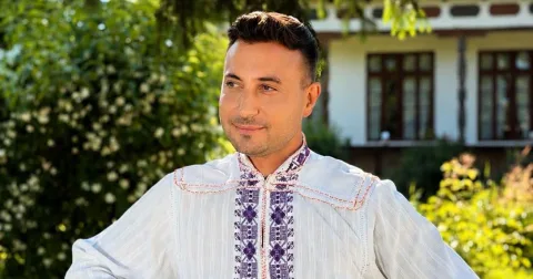 Valentin Sânfira, clip în curte la bustul gol: tunde iarba și stârnește val de reacții online