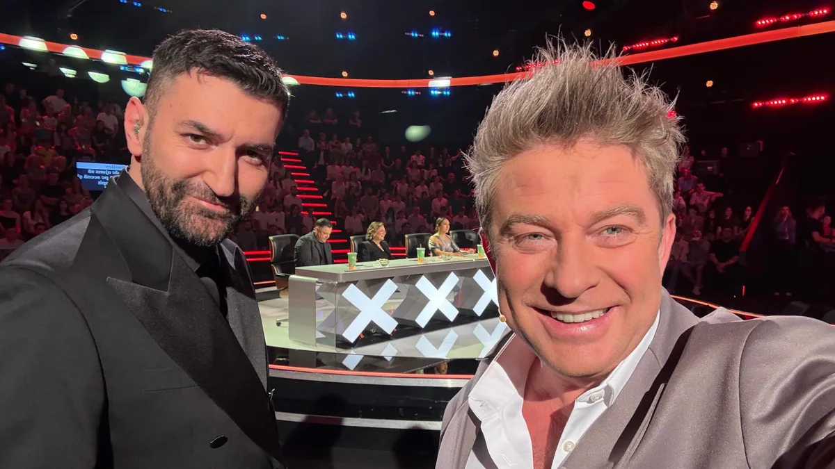 Smiley și Pavel Bartoș într-un studio de televiziune, cu masa juriului și publicul în fundal.
