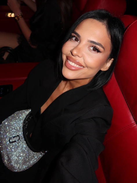 Andreea Popescu, moment de echilibru care a aprins internetul: șpagata „în picioare”, cu un pahar pe talpă