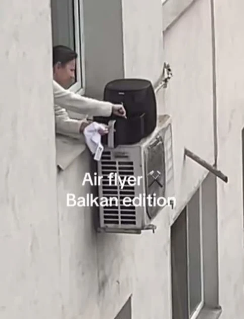 O femeie, filmată gătind la airfryer pe geam, sprijinit pe unitatea de aer condiționat: clipul viral a stârnit reacții