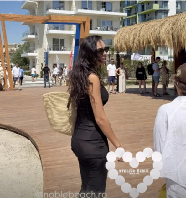 Dorian Popa, imagini din Mamaia Nord cu Andreea: rochia neagră, transparentă, peste costumul de baie