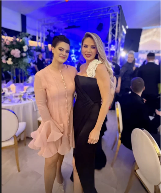 Andreea Bănică, apariție remarcată la nunta Andreei Bălan cu Victor Cornea: rochia neagră cu detaliul floral alb