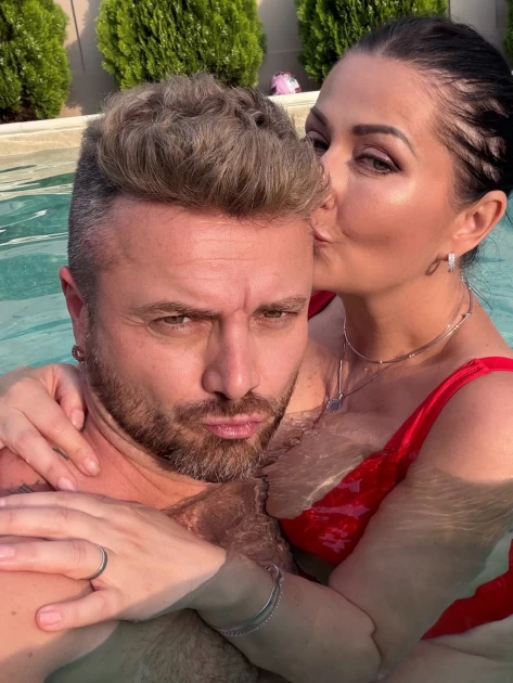 Cum au trecut Gabriela Cristea și Tavi Clonda prin caniculă în București: răcoare în piscina din curte