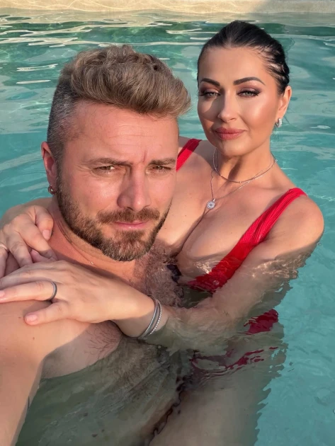 Cum au trecut Gabriela Cristea și Tavi Clonda prin caniculă în București: răcoare în piscina din curte