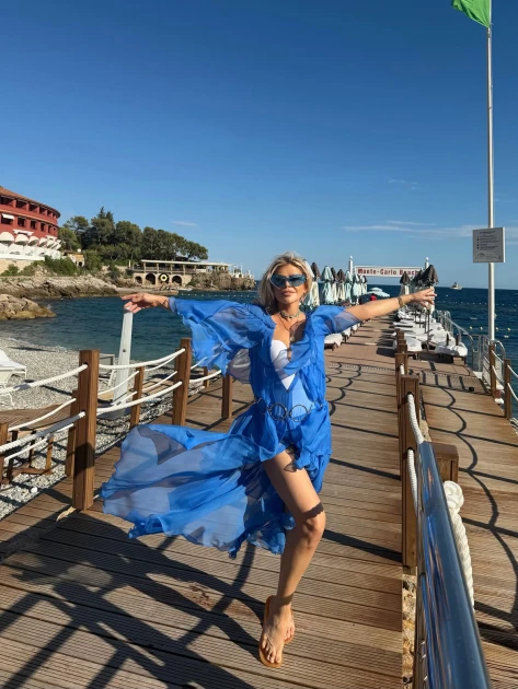 Loredana Groza, în costum de baie la piscină, în Monaco: imaginile care au stârnit reacții